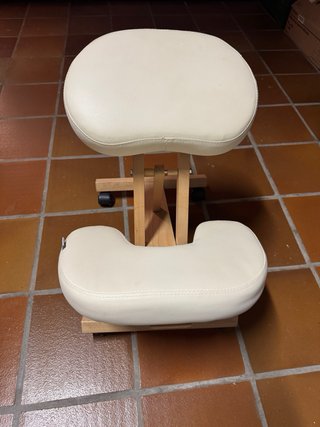 Silla ergonómica rodillas madera y piel