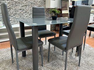 MESA CRISTAL CON 4 SILLAS