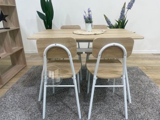 MESA CON 4 SILLAS