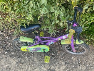 Bicicleta infantil morada y verde