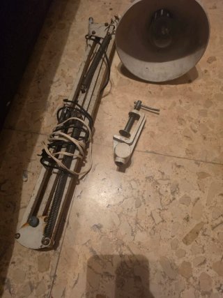 Flexo de mesa metálico y plástico