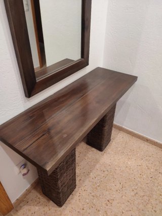 Entrada de madera TEKA con mimbre