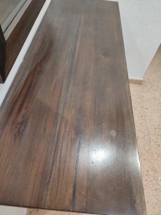 Entrada de madera TEKA con mimbre