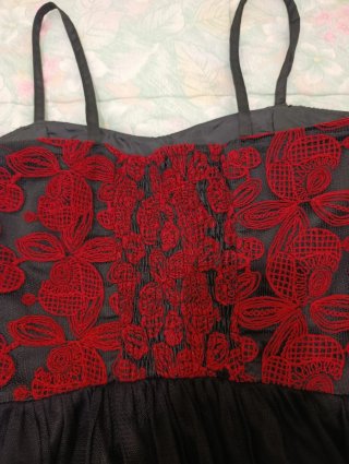 Vestido corto negro y rojo con tul