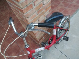 Bicicleta plegable roja vintage