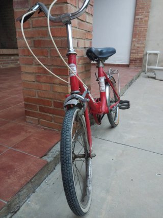 Bicicleta plegable roja vintage