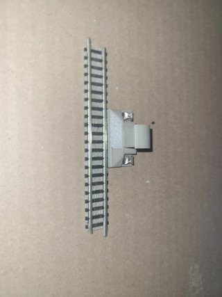 Vía toma de corriente escala N