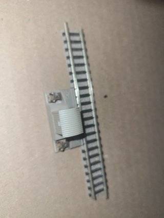 Vía toma de corriente escala N