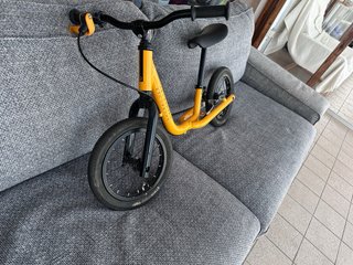 Bicicleta de equilibrio naranja
