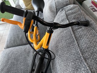 Bicicleta de equilibrio naranja