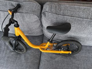 Bicicleta de equilibrio naranja