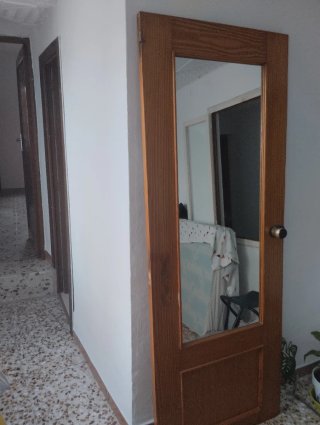 Puerta de madera con espejo