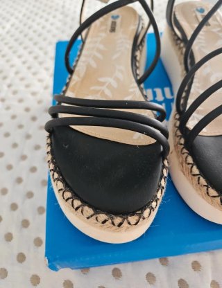 Sandalias Mustang Negras y Beige