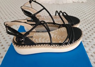 Sandalias Mustang Negras y Beige
