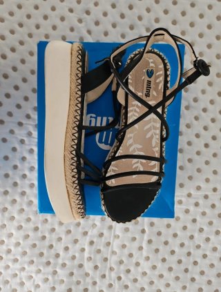 Sandalias Mustang Negras y Beige