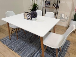 Mesa con 4 sillas nuevas de fábrica