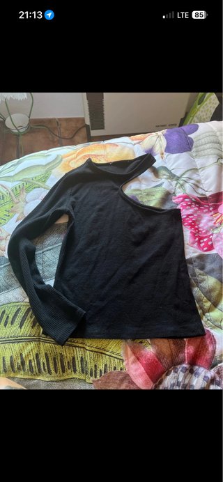 Camiseta negra manga larga con escote