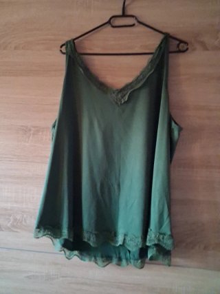 Top verde con encaje