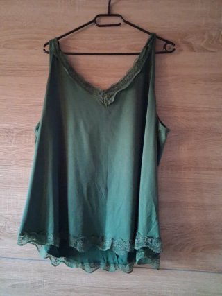 Top verde con encaje