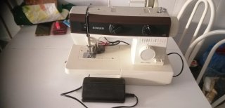 Máquina de coser Singer con pedal