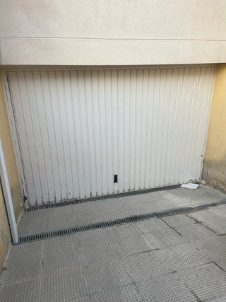 Puerta de garaje blanca