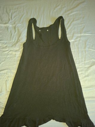 Camiseta sin tirantes negra con volantes