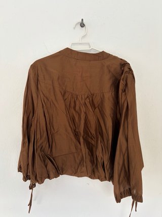 Camisa marrón con etiqueta