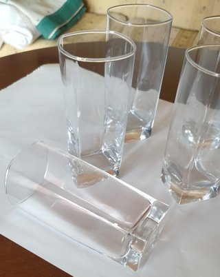 5 VASOS LARGOS DE BASE RECTANGULAR Y VIDRIO FINO