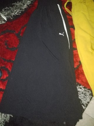 Falda negra y pantalón  Puma amarillo Talla S