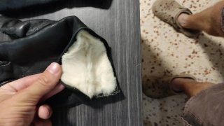 Guantes negros de piel de conejo.