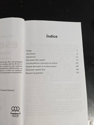 Diccionario bilingüe esencial: Latino-Español /...