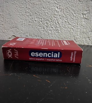 Diccionario bilingüe esencial: Latino-Español /...