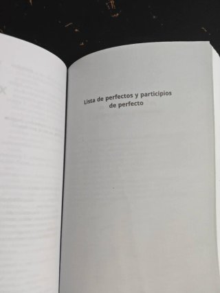 Diccionario bilingüe esencial: Latino-Español /...