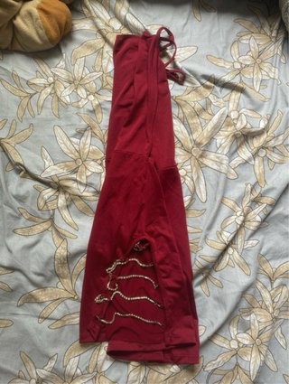 Vestido fiesta vino con cadenas