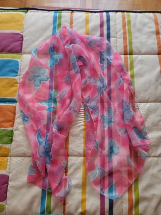 Pañuelo fucsia con flores azules