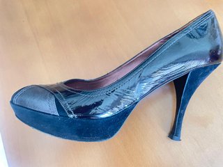 Zapatos de tacón piel gris y negro