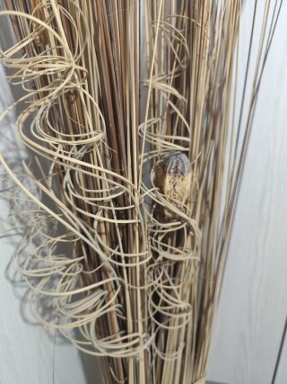 Jarrón de mimbre y madera