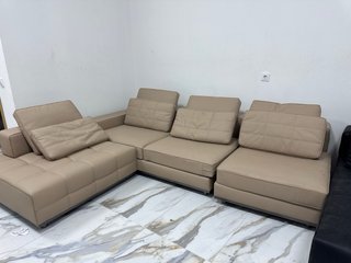 Mesas, sillas y sofá de comedor