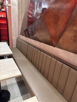 Mesas, sillas y sofá de comedor
