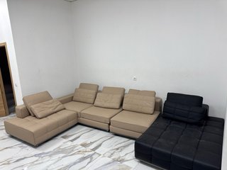 Mesas, sillas y sofá de comedor