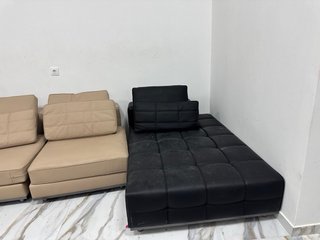 Mesas, sillas y sofá de comedor