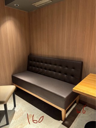 Mesas, sillas y sofá de comedor