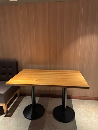 Mesas, sillas y sofá de comedor