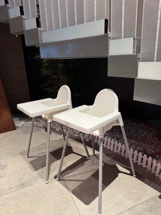 Mesas, sillas y sofá de comedor