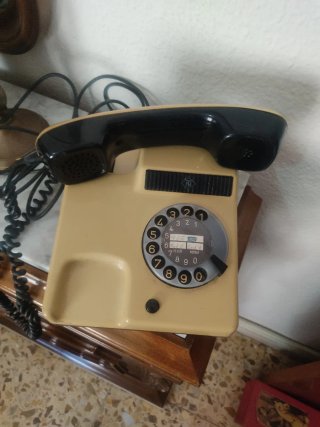 Teléfono antiguo vintage dial giratorio