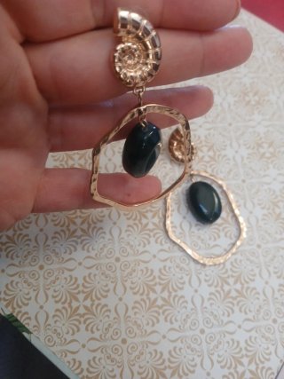 Pendientes dorados con piedra verde