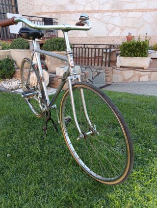 Bicicleta de colección plateada