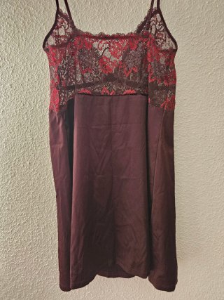 Vestido lencero encaje burdeos y rojo