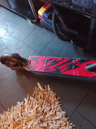 Patinete eléctrico de hierro casi nuevo más pote