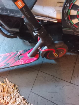 Patinete eléctrico de hierro casi nuevo más pote